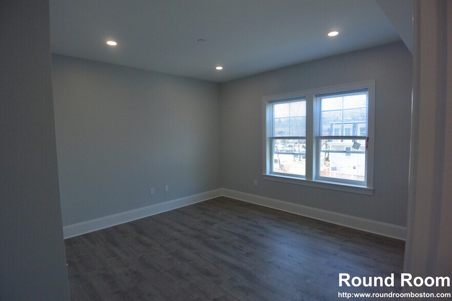 Building Photo - 120 Kenrick St