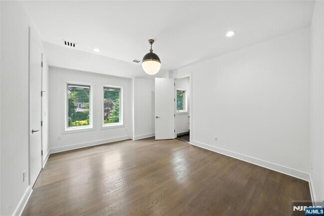 Building Photo - 44 Floral Terrace