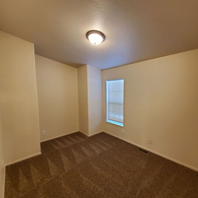 Building Photo - Pet Friendly 3bed : 2bath home w/ Garage &...