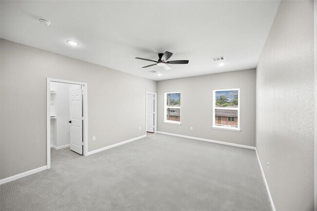 Building Photo - 10214 Hollyglen Dr