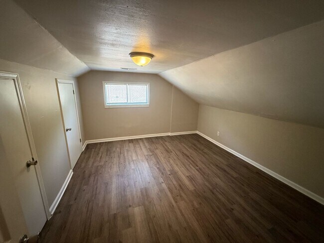 Building Photo - Great family-friendly home with 3 beds and...