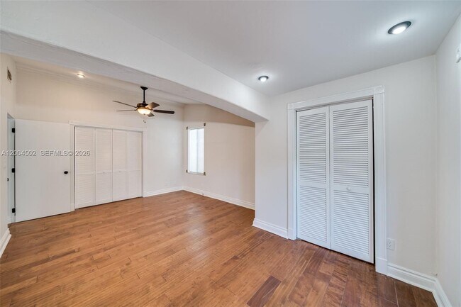 Building Photo - 1704 SW 5th Ct