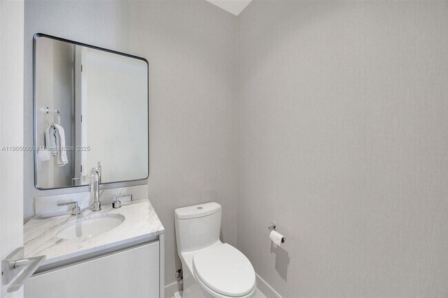 Building Photo - 2821 S Bayshore Dr