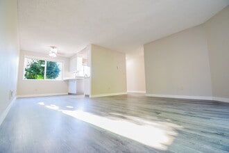 Building Photo - Newly Updated Single Level 2 Bedroom Apt in SE Portland!