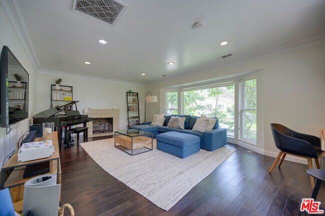 Building Photo - 2241 S Beverly Dr