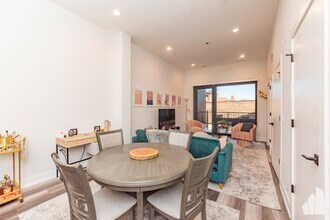 Building Photo - 2317 North Clark-208