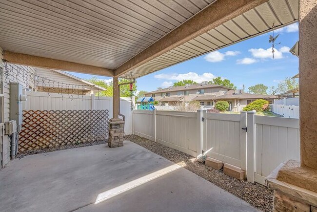 Building Photo - Spacious Multi-Level Townhome in Brookwillow
