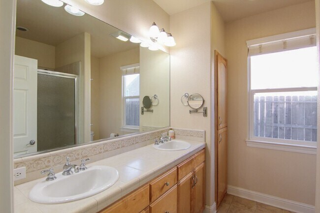 Building Photo - Spacious Home Near Mountain View School wi...