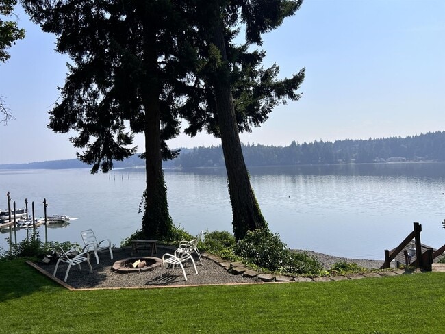 Building Photo - FULLY FURNISHED 2bed 1.5 bath HOME Waterfront