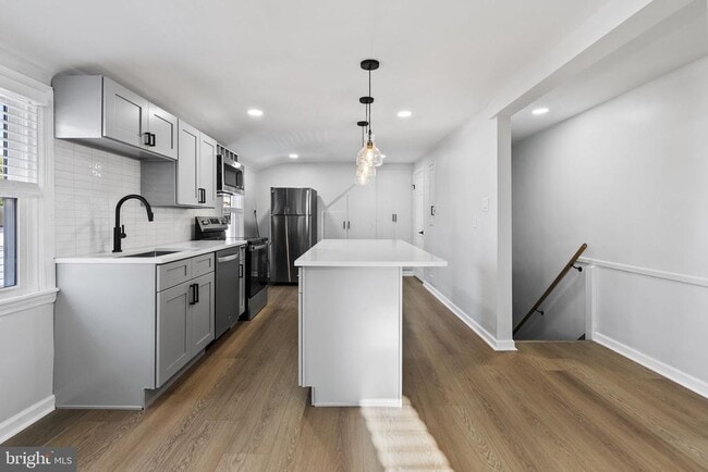 Building Photo - 821 Stanbridge St