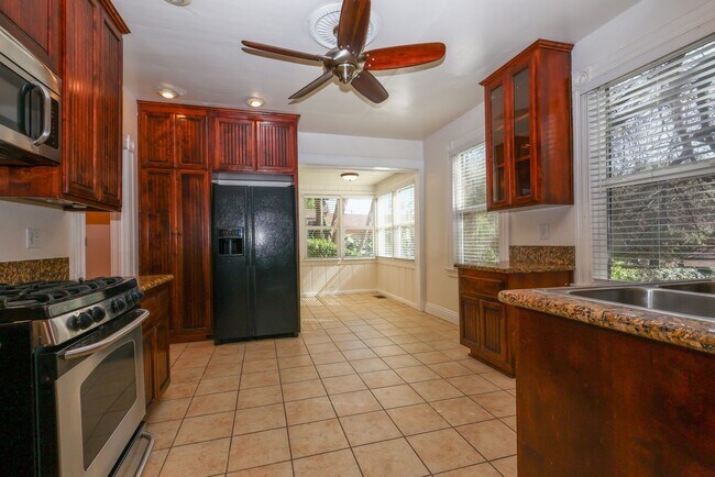 Building Photo - 703 Manzanita Ave