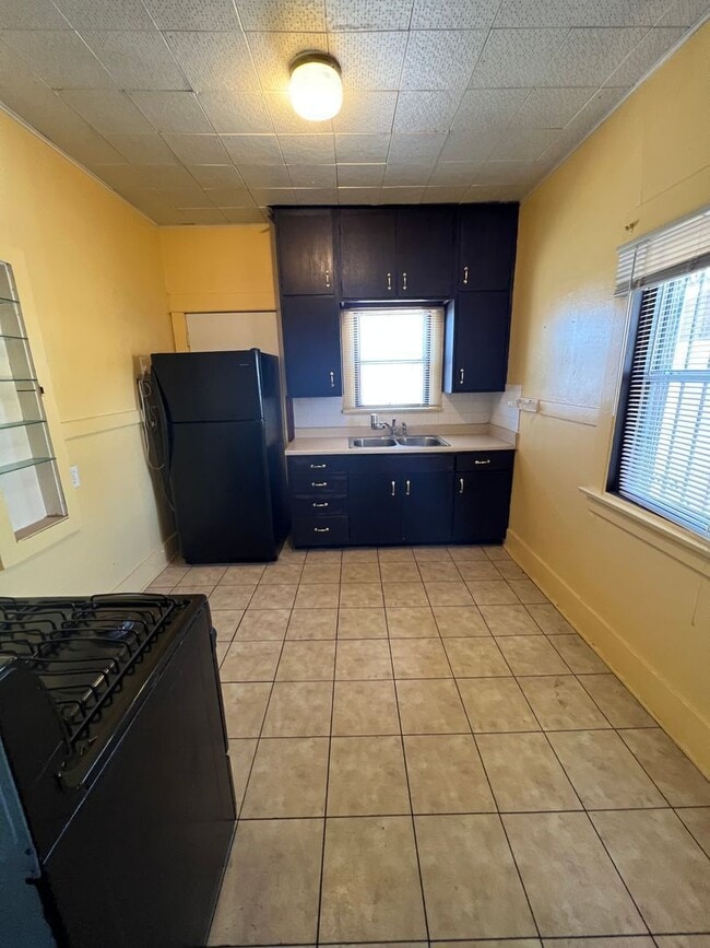 Building Photo - 1516 E 8th St