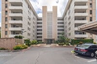 Building Photo - Upgraded 2BR 1BA 1PARKING near Waikiki & UH Manoa! Dishwasher & Washer/Dryer In Unit!