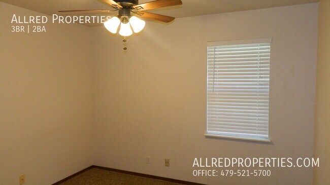 Building Photo - 822 N Daisy Ln