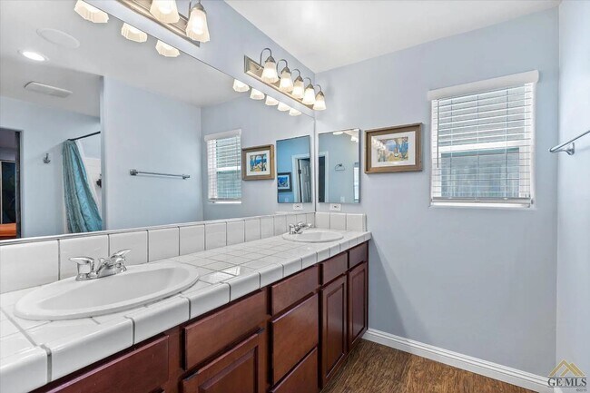 Building Photo - Northwest Home!