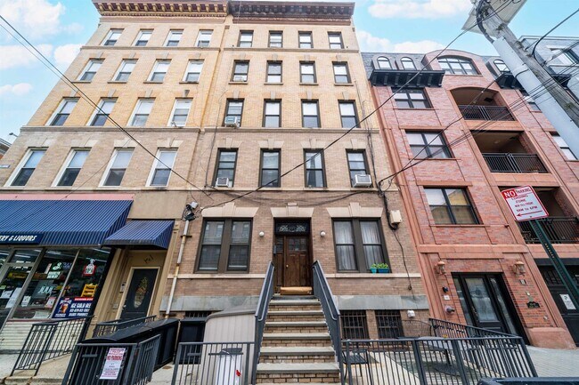 Building Photo - 839 Willow Ave
