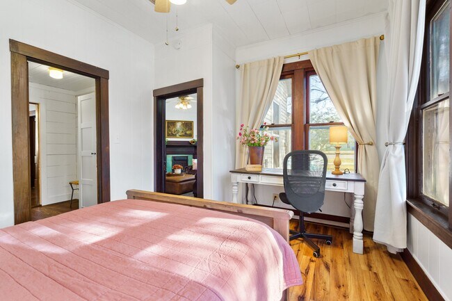 Building Photo - 676 S Waco St