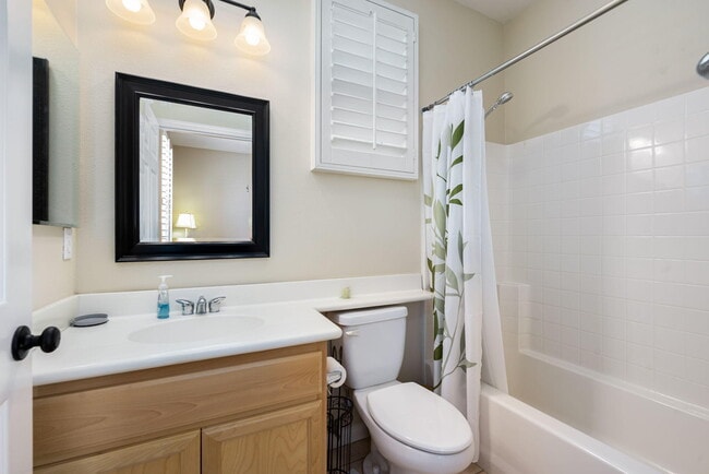 Building Photo - 60661 Juniper Ln