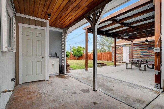 Building Photo - UNIQUE SINGLE FAMILY HOME! - No HOA, Car Lift, RV Parking and Nice Backyard