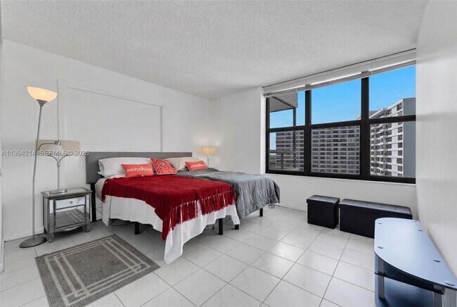 Building Photo - 2500 Parkview Dr