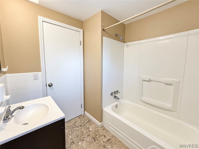 Building Photo - 220 Garden Pkwy
