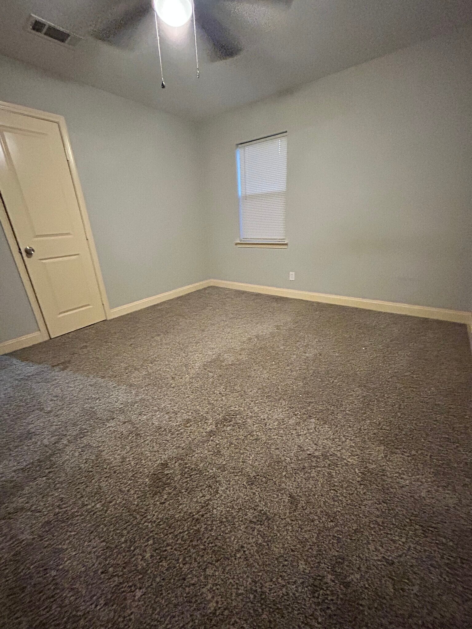 Building Photo - 5767 Belcrest St