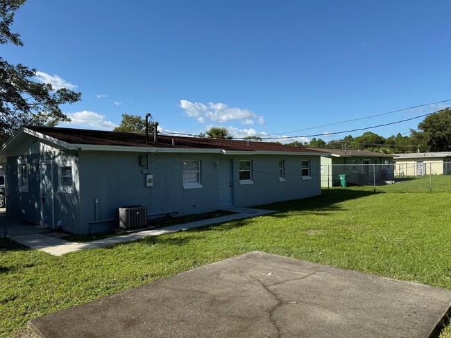 Building Photo - 3 Bedroom/1 Bathroom Single Family Home