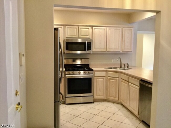 Building Photo - 2112 Clinton Ln