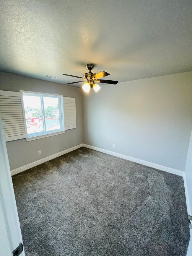 Building Photo - Entertainers delight, 3bdrm 2.5 bath home ...