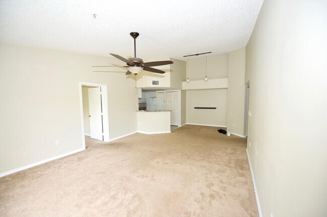 Building Photo - 1100 Crestwood Ct S