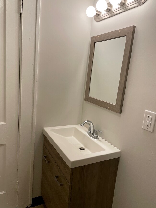 Building Photo - 328 Sellars St