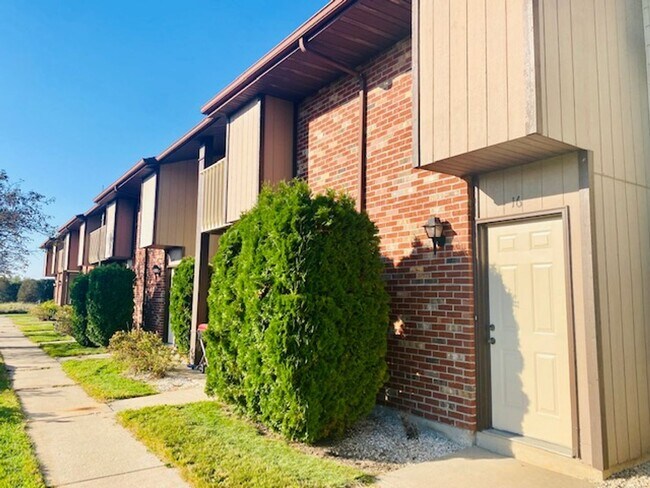 Building Photo - Spacious 1 Bedroom 1 Bath Upper Apartment Available Now!