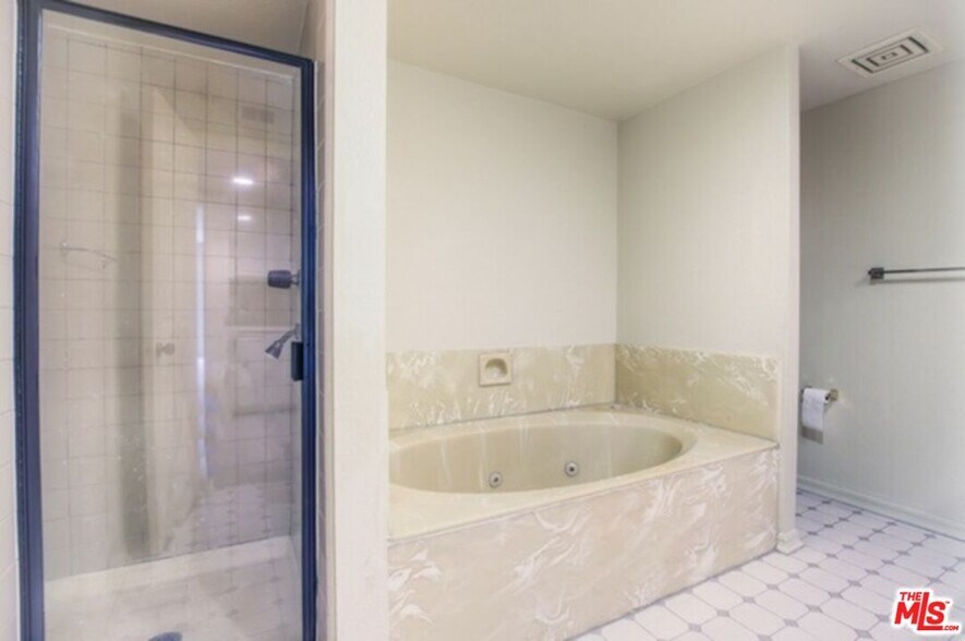 Building Photo - 1854 S Beverly Glen Blvd