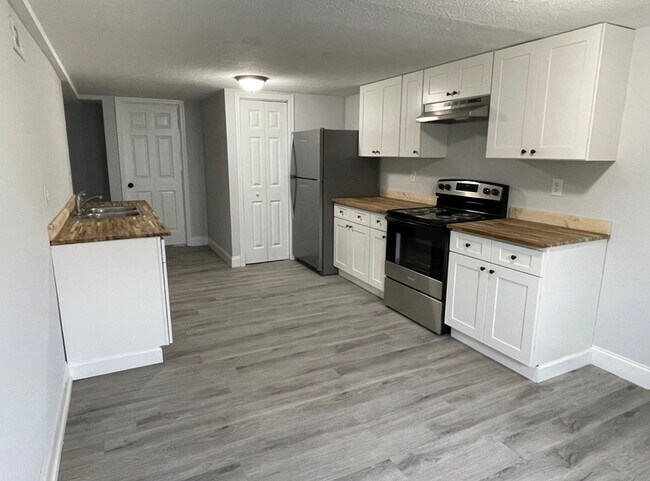 Building Photo - 3106 Greenway Dr