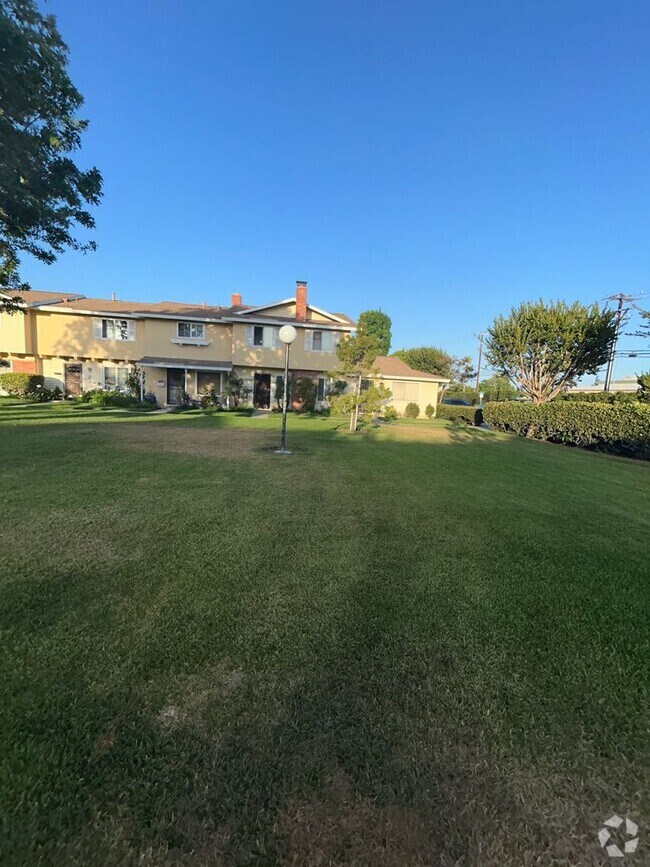 Building Photo - Spacious Home for Rent in Fountain Valley