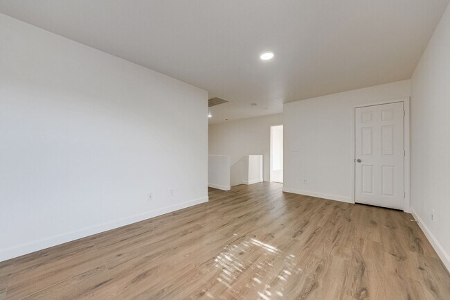 Building Photo - Fully Remodeled & Move-In Ready – Modern Finishes + Huge Loft!