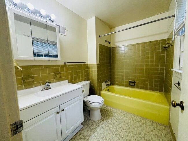 Building Photo - 3 Bedroom 2.5 Bath Townhouse