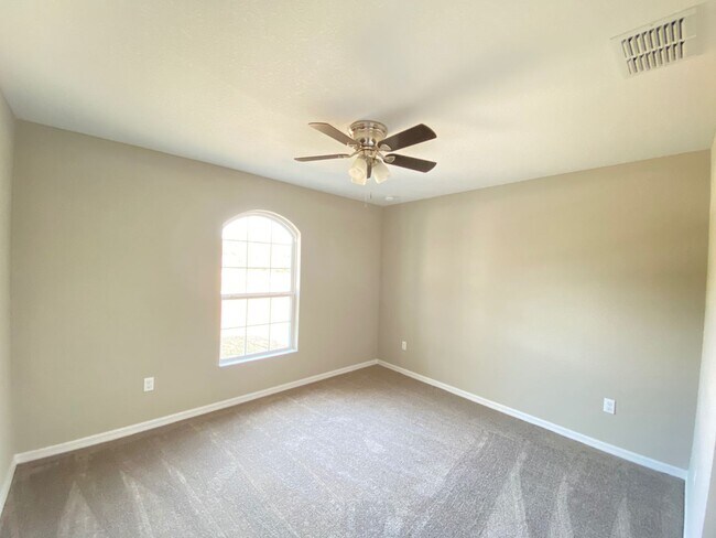 Building Photo - Custom Home - Desirable SW Ocala Neighborhood 3/2/2 **WON'T LAST**