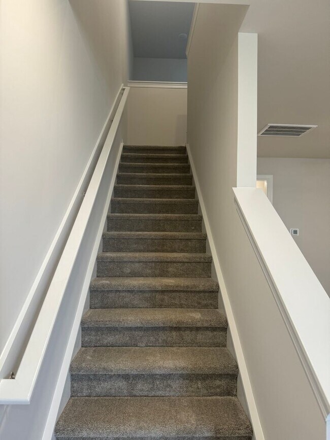 Building Photo - Brand New Luxury Living!