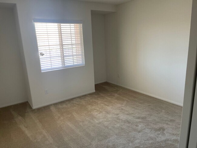 Building Photo - Spacious Two Story 5bd/3ba House