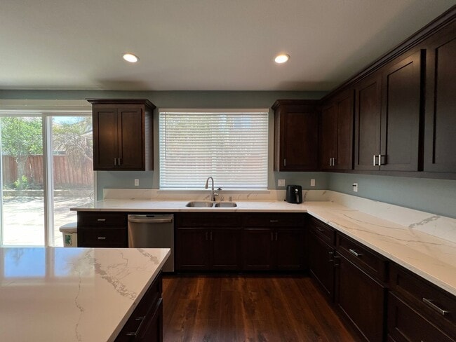 Building Photo - Completely Remodeled home in desirable Mou...