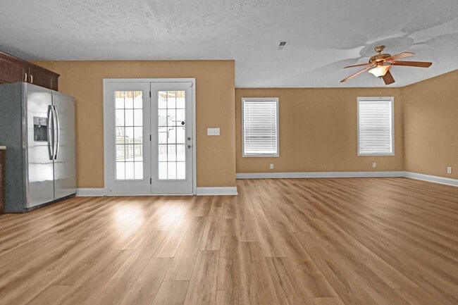 Building Photo - Pet Friendly Three Bedroom!