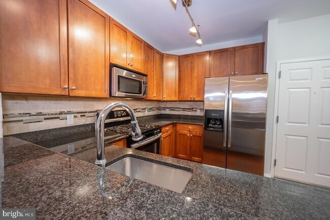 Building Photo - 300 W Elm St