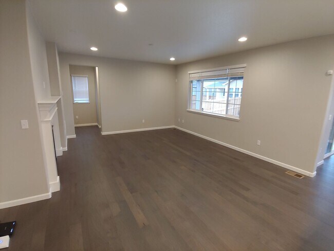 Building Photo - Gorgeous 4 Bed 3.5 Bath in Fantastic Location
