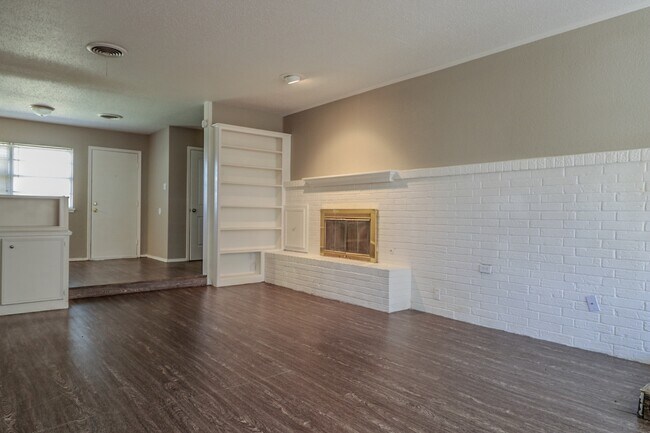 Building Photo - 3 Bedroom 2 Bath Home Ready 7/10!