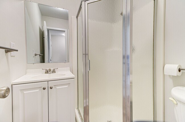 Building Photo - Condo in Tara Court Available for Rent!