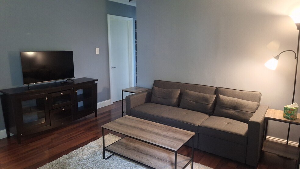 Comfortable Living Space - 2718 Painter Ave