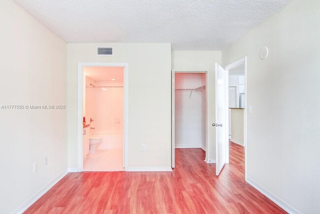 Building Photo - 1111 Brickell Bay Dr