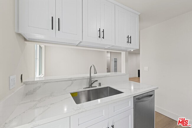Building Photo - 635 Westmount Dr