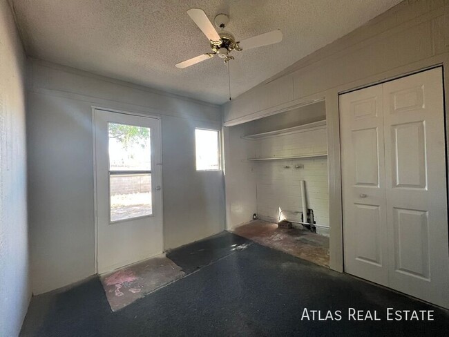 Building Photo - 2 BED / 1 BATH WITH PRIVATE BACKYARD